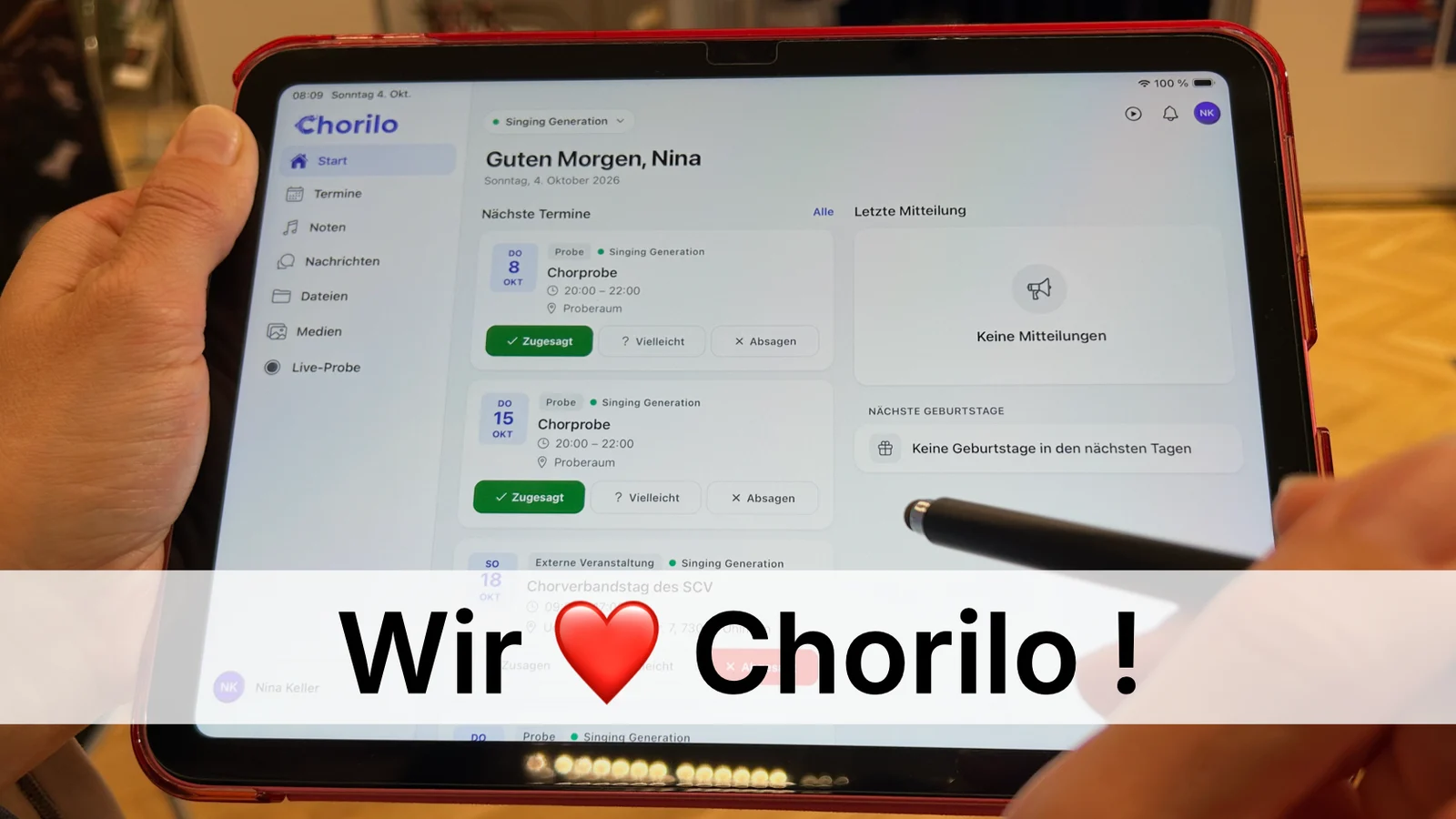 Chorsängerin mit Tablet während der Nutzung von Chorilo; auf dem Tablet ist das aktuelle Chorilo-Dashboard aus Sicht der Sängerin zu sehen.