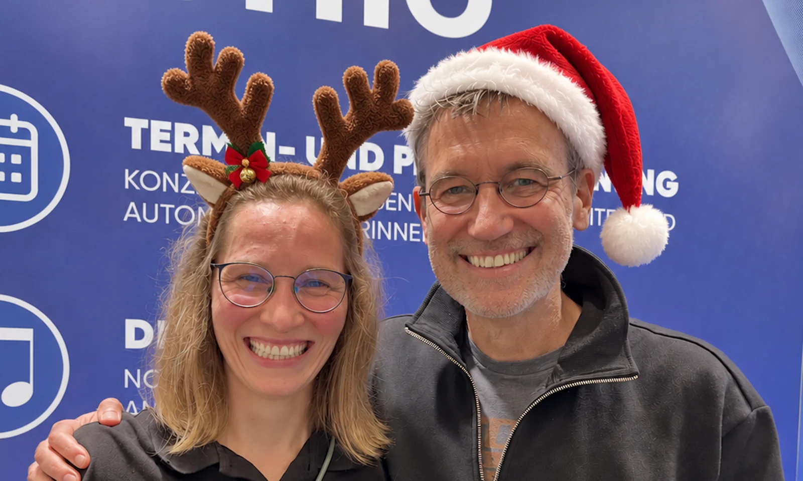 Nina von ChorFit und Carsten Gerlitz im Weihnachtslook